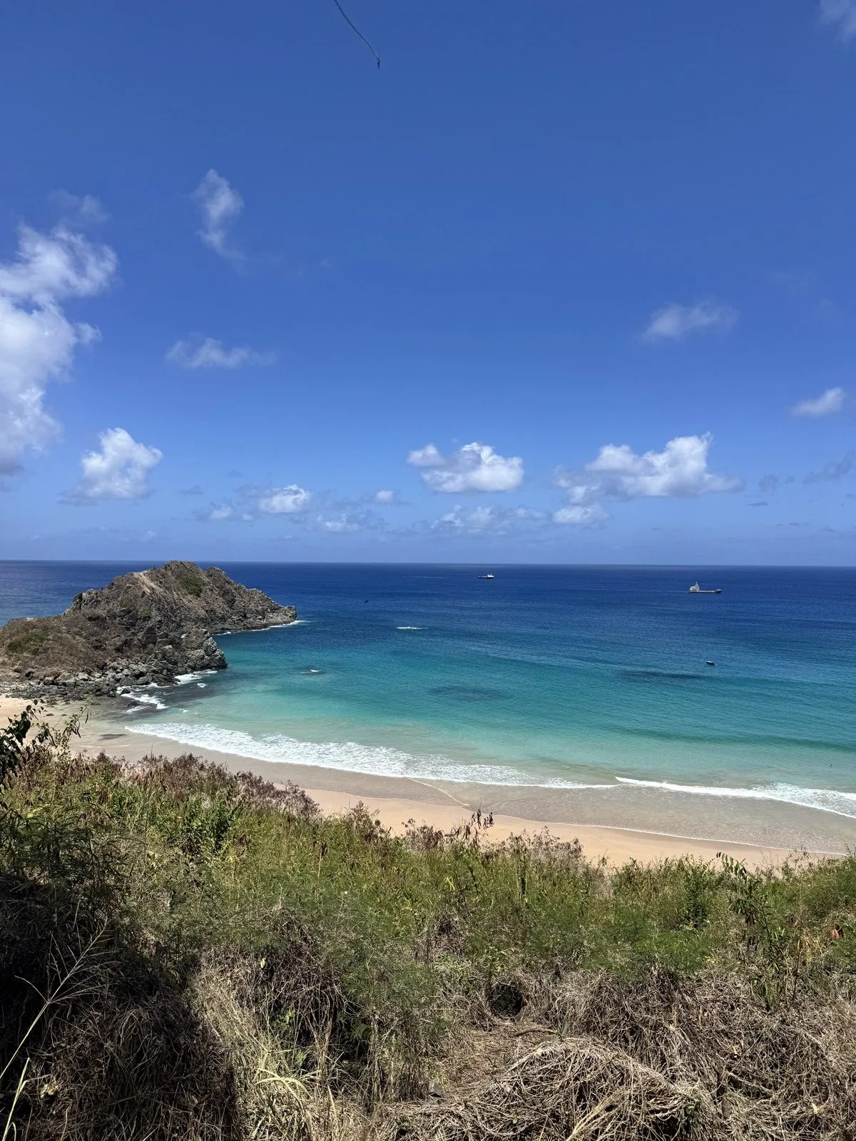 Praia do Cachorro e o azul da ilha
